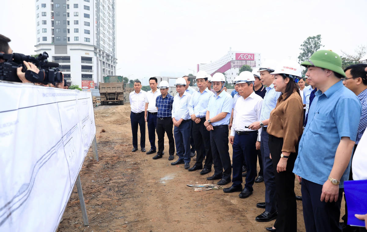Chủ tịch UBND TP Hà Nội Vũ Đại Thắng cùng Đoàn công tác của thành phố kiểm tra tiến độ Dự án đầu tư xây dựng nâng cấp mở rộng đường 70. Ảnh: Đạt Lê