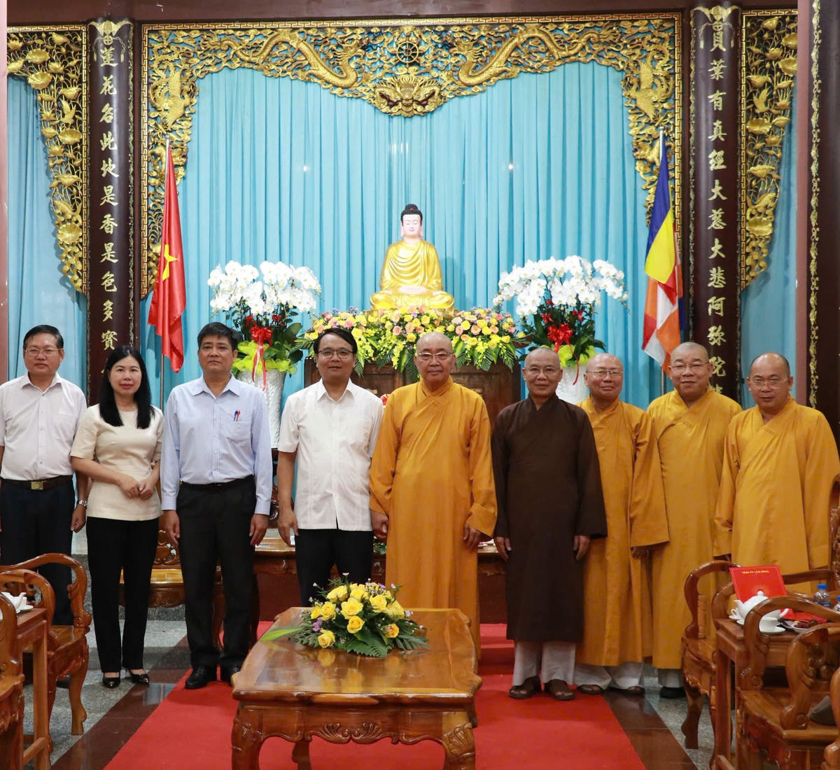Đoàn công tác tỉnh Lâm Đồng chụp hình lưu niệm cùng Ban Trị sự Giáo hội Phật giáo Việt Nam tỉnh Lâm Đồng tại buổi lễ.