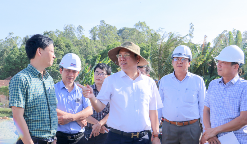 Phó Chủ tịch UBND tỉnh Quảng Ngãi Nguyễn Công Hoàng kiểm tra tiến độ thực hiện các dự án Đường ven biển Dung Quất - Sa Huỳnh. Ảnh: HH.
