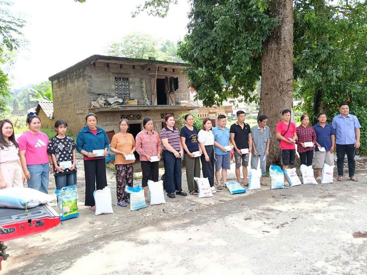 Cũng trong ngày 19/5, Ủy ban MTTQ Việt Nam xã Lý Quốc làm cầu nối đón tiếp và phối hợp với 2 đoàn thiện nguyện tổ chức thăm hỏi, tặng quà cho 150 hộ dân tại các xóm Bản Thang, Lũng Đa, Nà Vị, Nà Quản, Bằng Ca, Đồng Thuận và Đồng Tiến.