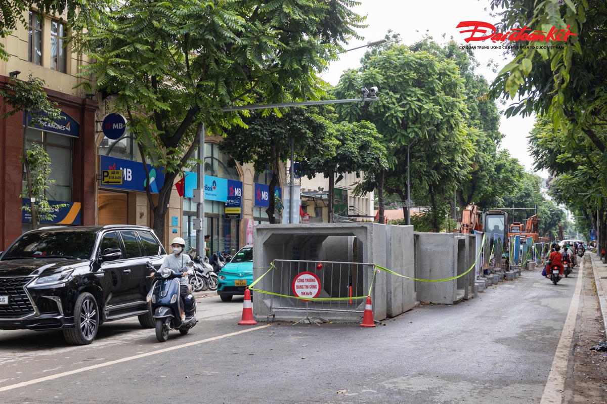 Công trường thi công hệ thống chống ngập tại phố Quang Trung.