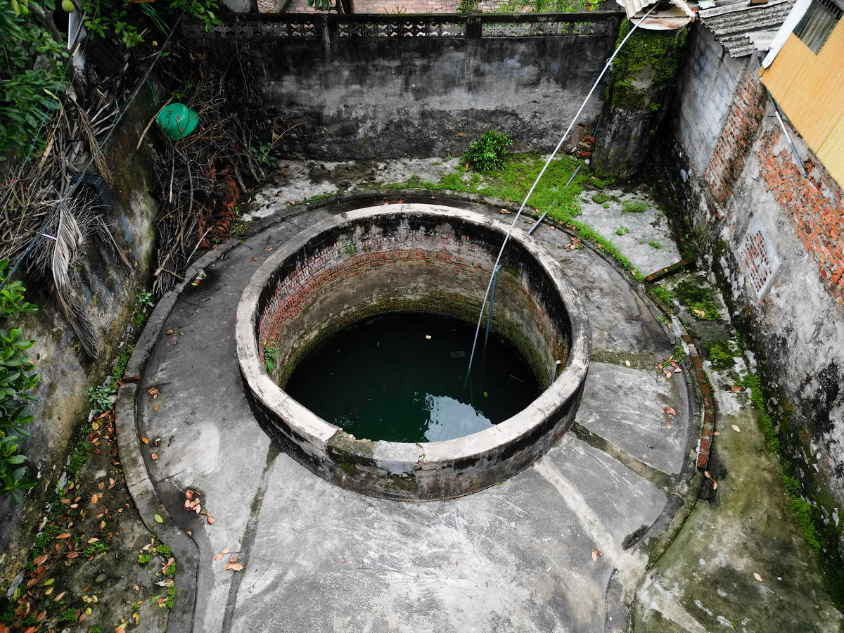Giếng làng với dòng nước trong vắt, mát lành là một trong những nét đẹp văn hóa đặc biệt được người dân Tiên Hòa vô cùng coi trọng, giữ gìn và duy trì sử dụng. Ảnh: Đình Minh