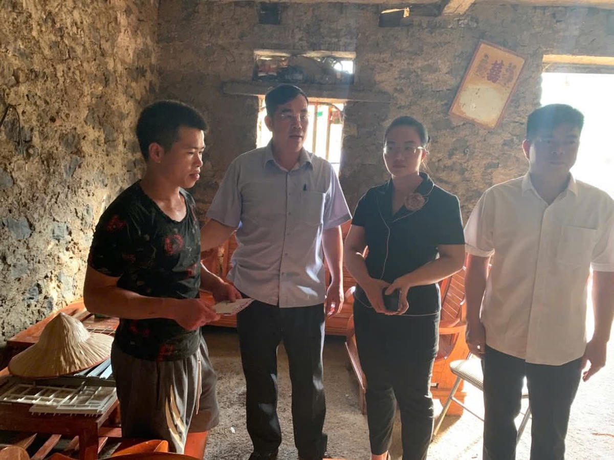 Đoàn công tác Đảng ủy, UBND, Ủy ban MTTQ xã Vinh Quý cũng đến&nbsp;xã Lý Quốc thăm hỏi, động viên người dân vượt qua khó khăn.