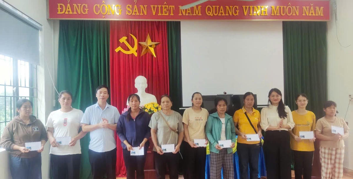 Trước đó, ngày 19/5, lãnh đạo xã Hạ Lang đến thăm, động viên và trao tặng một số phần quà cho người dân xã Lý Quốc.