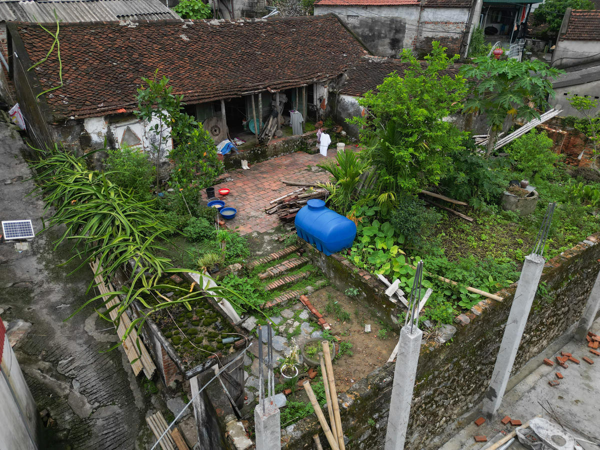 Ông Phạm Văn Định - Phó Chủ tịch UBND xã Tống Sơn cho biết: Làng Tiên Hòa xưa còn được gọi là Kẻ Khao hay Tiên Cảo. Khoảng thế kỷ XVII, do ảnh hưởng của lũ lụt vùng chiêm trũng, cư dân trong làng dần dịch chuyển thành 2 khu vực sinh sống, hình thành Tiên Hòa Sơn thôn ở vùng chân núi và Tiên Hòa Bái thôn ở vùng đồng bằng. Ảnh: Đình Minh