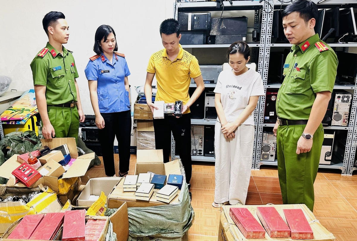 1.500 chai nước hoa bị thu giữ tại nơi làm việc của 2 chị em. Ảnh: CATH