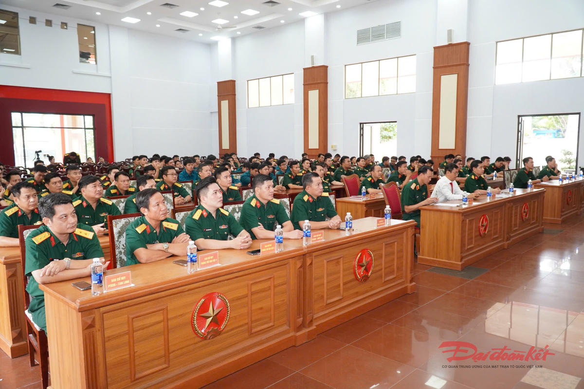 Khen thưởng 28 tập thể, cá nhân tiêu biểu của lực lượng vũ trang TP Hồ Chí Minh học tập và làm theo gương Bác