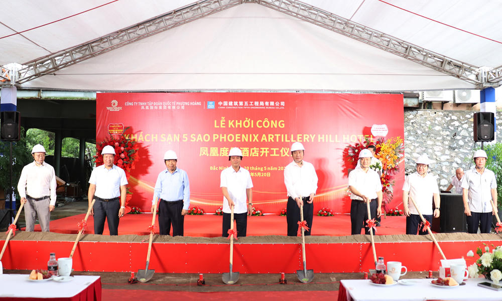 Các đại biểu tỉnh Bắc Ninh thực hiện nghi lễ khởi công dự án khách sạn 5 sao Phoenix Artillery Hill Hotel do Công ty TNHH Tập đoàn Quốc tế Phượng Hoàng làm chủ đầu tư.