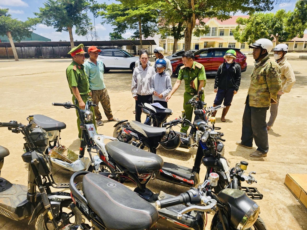 Công an xã Pơng Drang đang xử lý các phương tiện vi phạm.