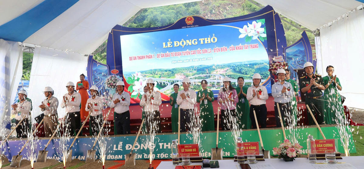 Lãnh đạo, các đại biểu thực hiện nghi thức động thổ. Ảnh: L.L