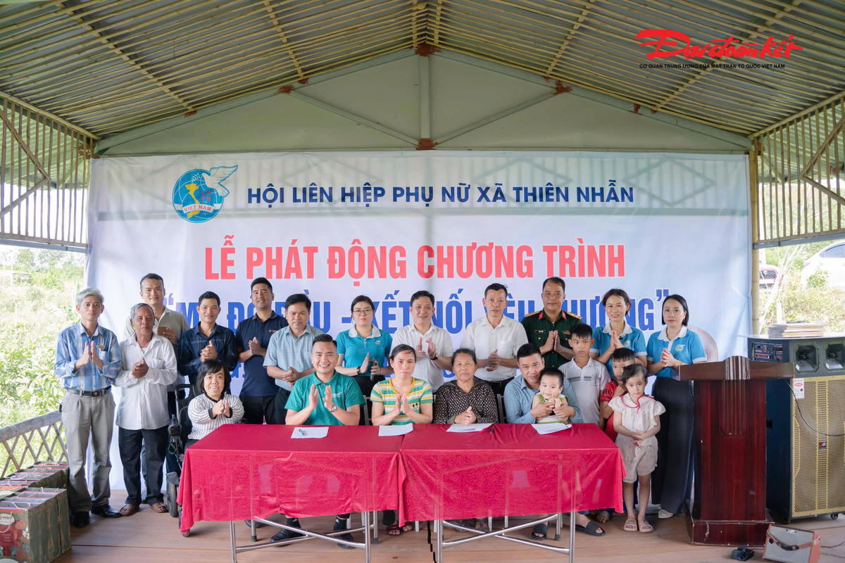 Ông Hoàng Nguyễn Trọng Dũng (áo xanh, ngồi) - Tổng Giám đốc Hoàng Gia Phát Group tại chương trình "Mẹ đỡ đầu - Kết nối yêu thương". Ảnh: Mr Đ