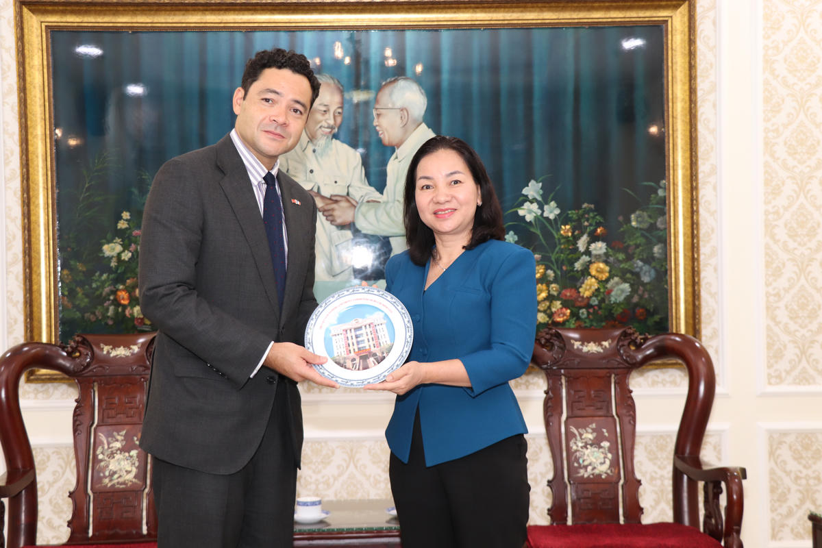 Bà Trương Thị Bích Hạnh tặng biểu trưng đến Tổng Lãnh sự quán Pháp Etienne Ranaivoson. Ảnh: A.H.