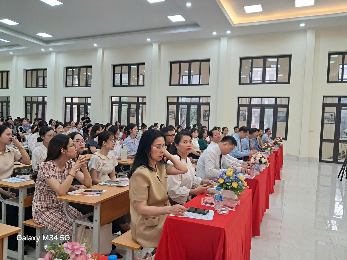 Quang cảnh khai giảng lớp bồi dưỡng lý luận chính trị dành cho Đảng viên mới và đối tượng kết nạp Đảng của Đảng bộ – Đợt 1 năm 2026. Ảnh: PV