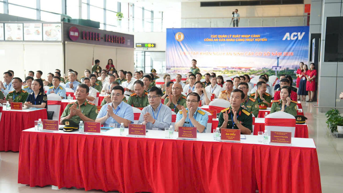 Ngày 21/5, tại Nhà ga hành khách T1, Cảng Hàng không quốc tế Nội Bài đã tổ chức diễn tập khẩn nguy an ninh hàng không mang mật danh CĐ152 với tình huống giả định “Đám đông người tụ tập, gây rối tại Nhà ga hành khách, Cảng HKQT Nội Bài”.