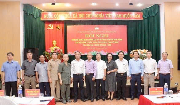 Các đại biểu chụp ảnh lưu niệm. Ảnh:MH.