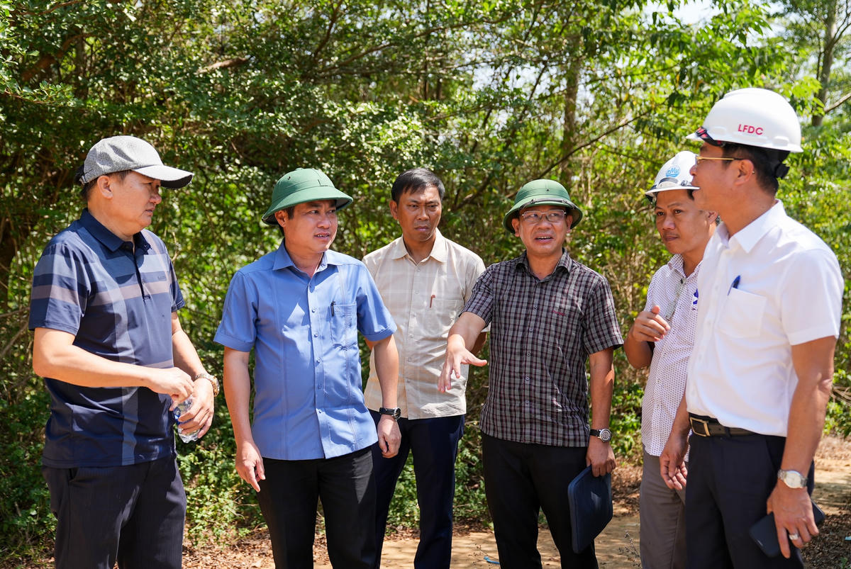 Phó Chủ tịch UBND TP Đà Nẵng Phan Thái Bình (áo xanh) kiểm tra tình hình thực hiện dự án Khu công nghiệp Tam Anh 1. Ảnh: CĐ.