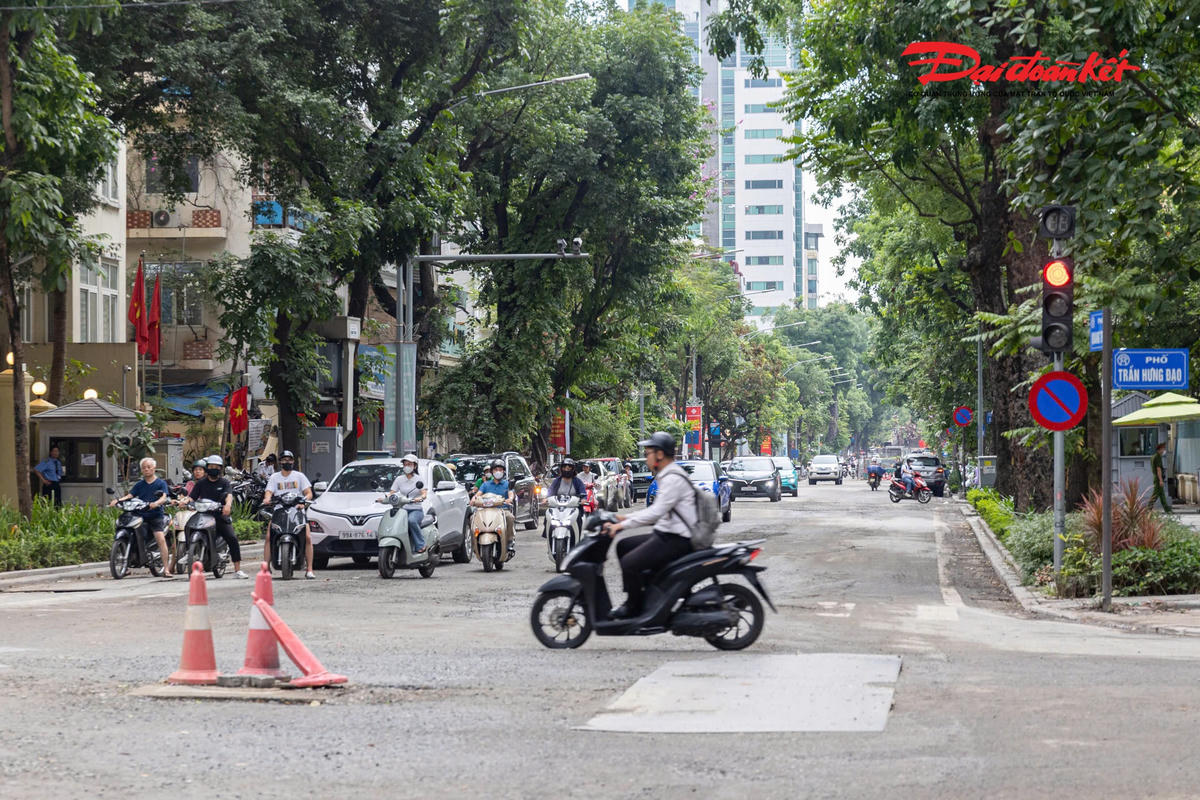 Tại khu vực ngã tư Quang Trung – Trần Hưng Đạo, công tác lắp đặt hệ thống cống hộp ngầm đã hoàn tất, tạo điều kiện để các đơn vị tiếp tục triển khai những hạng mục hoàn thiện và sớm hoàn trả mặt bằng giao thông.