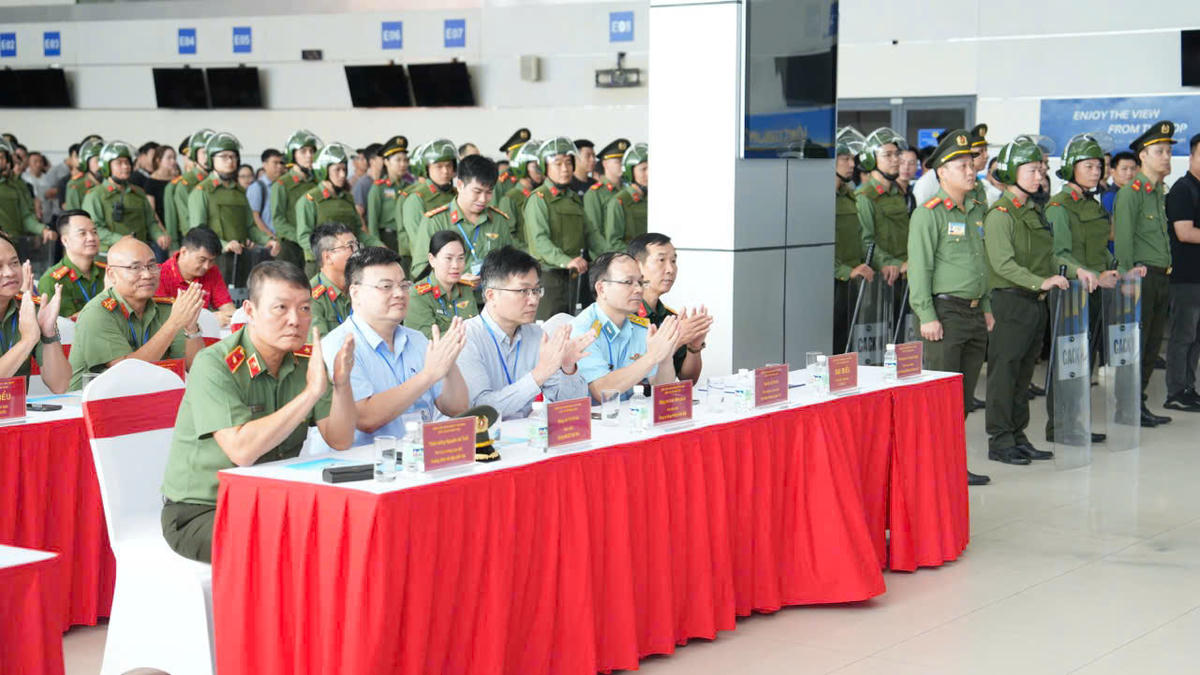 Trong khi đó, Thiếu tướng Nguyễn Bá Tuấn, Phó Cục trưởng Cục Quản lý xuất nhập cảnh, Trưởng Ban chỉ huy khẩn nguy Cảng HKQT Nội Bài đánh giá cao công tác tổ chức diễn tập bài bản, khoa học và sát thực tiễn; đồng thời cho rằng đây là mô hình có giá trị thực tế cao, cần nghiên cứu nhân rộng tại các cảng hàng không trên cả nước.