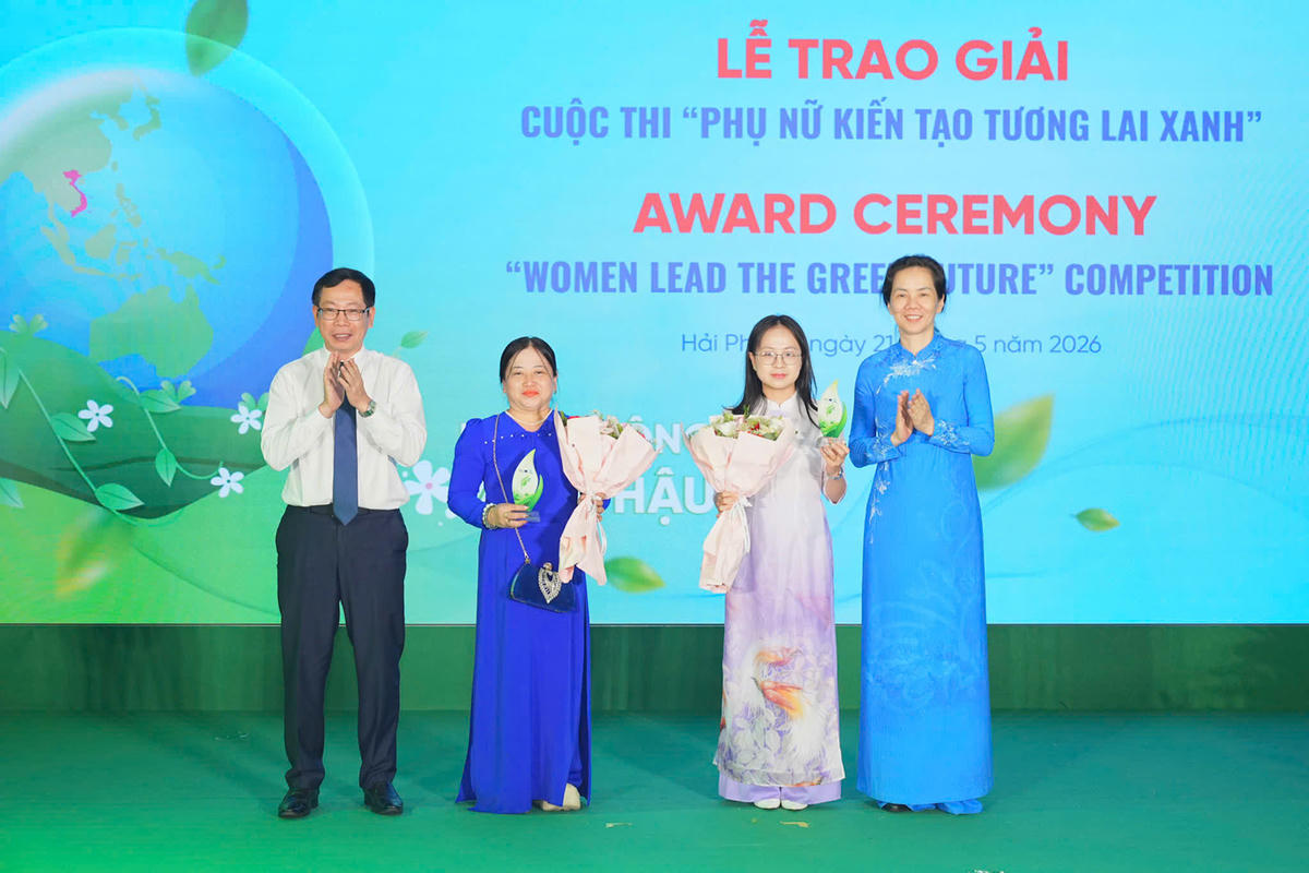 Phó Chủ tịch UBND thành phố Vũ Tiến Phụng và đại diện Ban Tổ chức trao giải các cá nhân đoạt giải nhì cuộc thi “Phụ nữ kiến tạo tương lai xanh”. Ảnh: ĐT.&nbsp;
