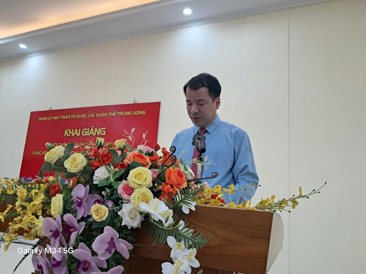 Ông Ngô Văn Cương, Phó Bí thư Đảng ủy MTTQ các đoàn thể Trung ương; ông Nguyễn Minh Chung, Trưởng ban Tuyên giáo và Dân vận Đảng ủy MTTQ và các đoàn thể Trung ương. Ảnh: PV