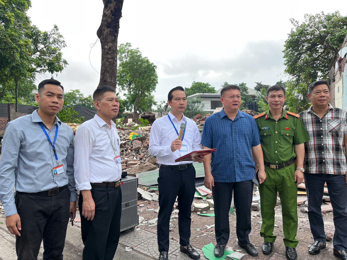 Lãnh đạo phường Bồ Đề tuyên truyền hướng dẫn người dân tháo dỡ, di dời tài sản để sớm ổn định cuộc sống.