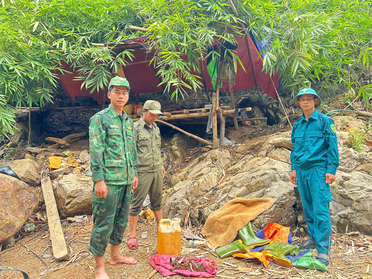 Lực lượng chức năng xã A Lưới 1 truy quét các đối tượng khai thác khoáng sản trái phép. Ảnh: V.H.