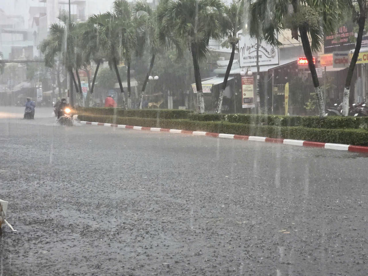 Mưa lớn kéo dài khoảng 2 tiếng đồng hồ. Ảnh: Nguyên Du