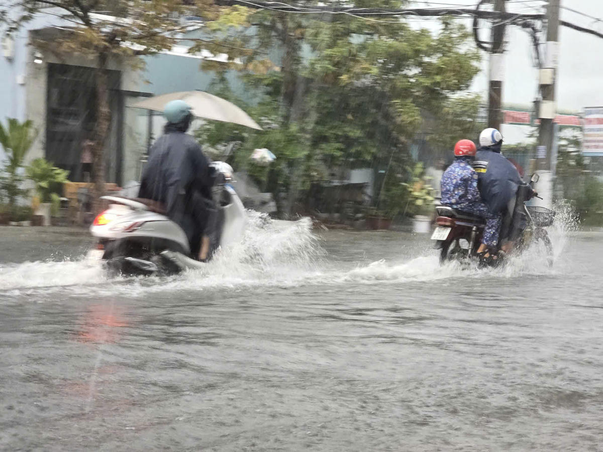 Một số người dân cho biết, đây là trận&nbsp;mưa đầu mùa&nbsp;nhưng gây ngập nặng, chưa từng thấy trong thời gian gần đây. Ảnh: Nguyên Du