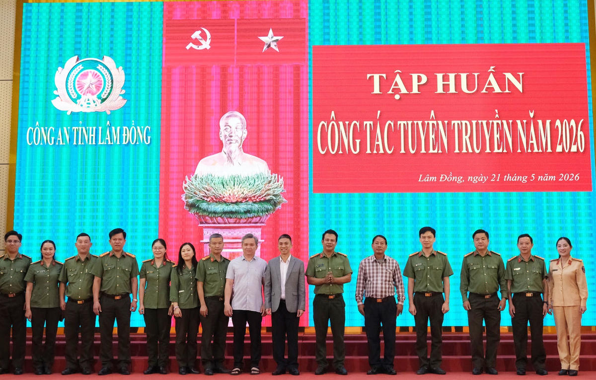 Đại diện các đơn vị cùng Công an tỉnh Lâm Đồng khai mạc lớp tập huấn.