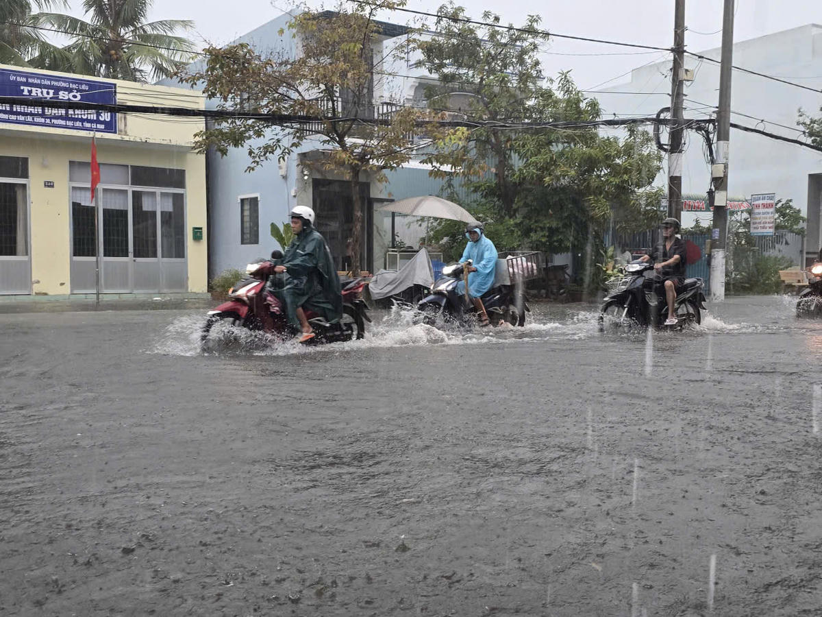 Mưa như trút nước kéo dài hơn 2 tiếng đồng khiến đường phố chìm trong biển nước. Ảnh: Nguyên Du