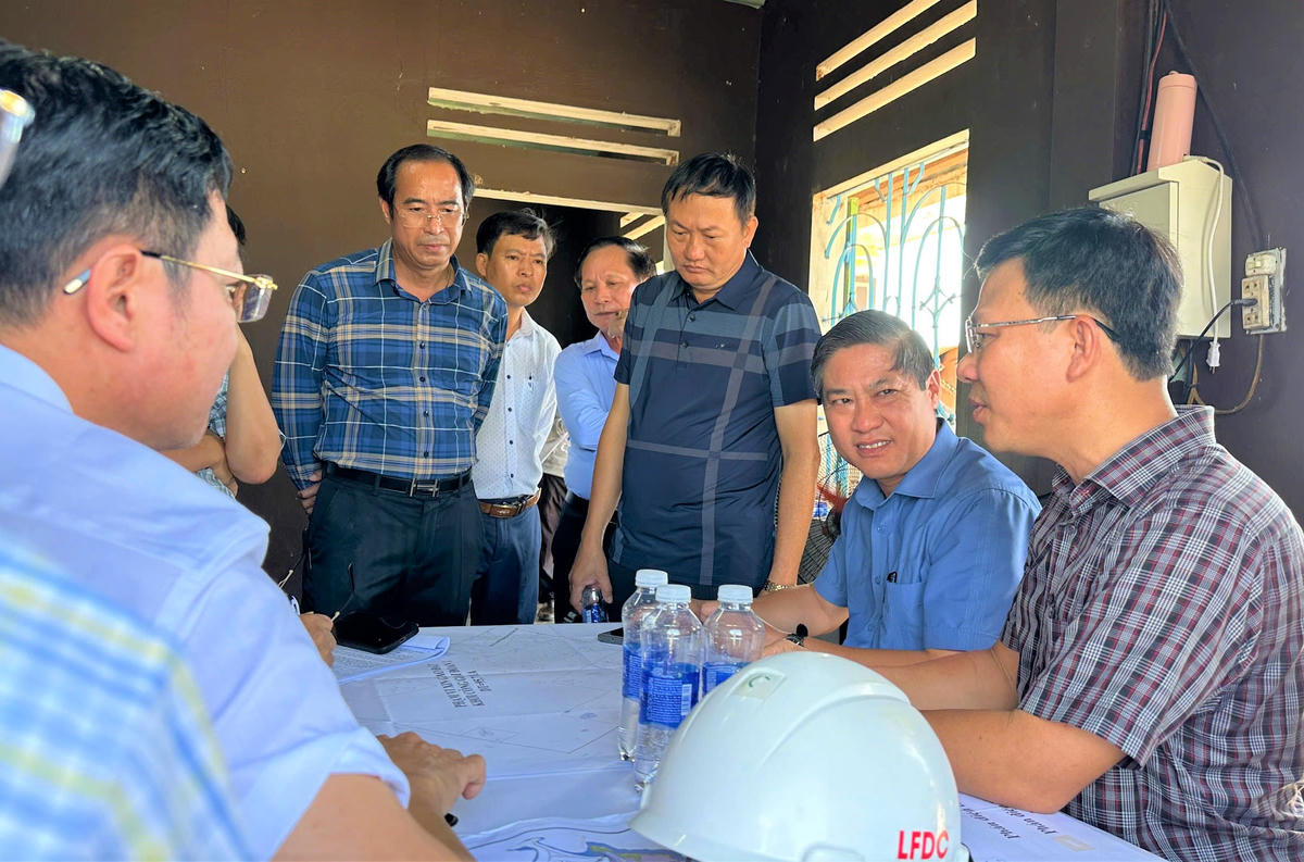 Phó Chủ tịch UBND TP Đà Nẵng Phan Thái Bình (áo xanh) cũng các đơn vị kiểm tra bảng đồ Dự án KCN Tam Anh 1. Ảnh: TT.