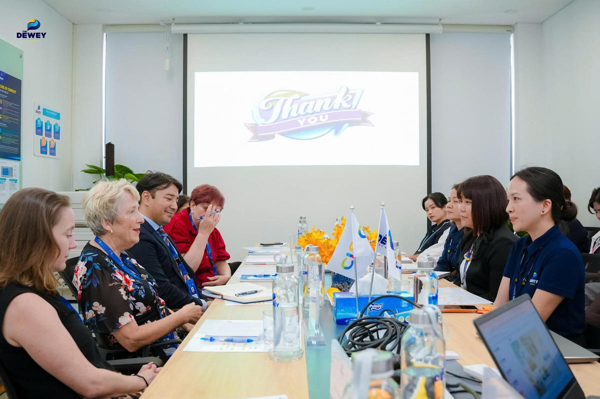 Đại diện Hội đồng các trường quốc tế CIS làm việc với&nbsp;The Dewey Schools Hải Phòng. Ảnh: PC.&nbsp;
