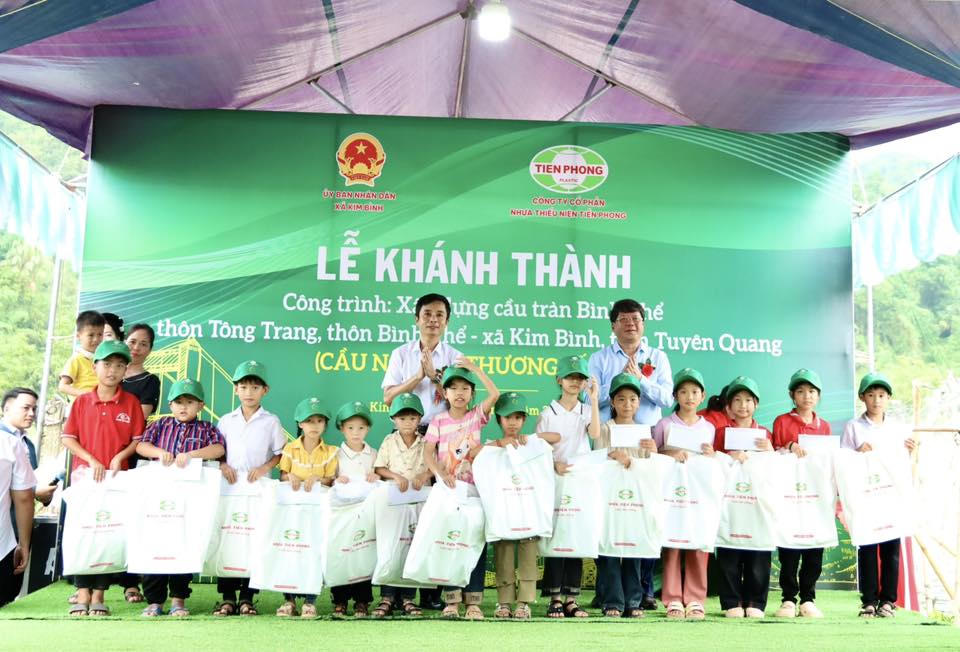 Lãnh đạo Ủy ban MTTQ Việt Nam tỉnh Tuyên Quang trao quà cho các em học sinh xã Kim Bình.