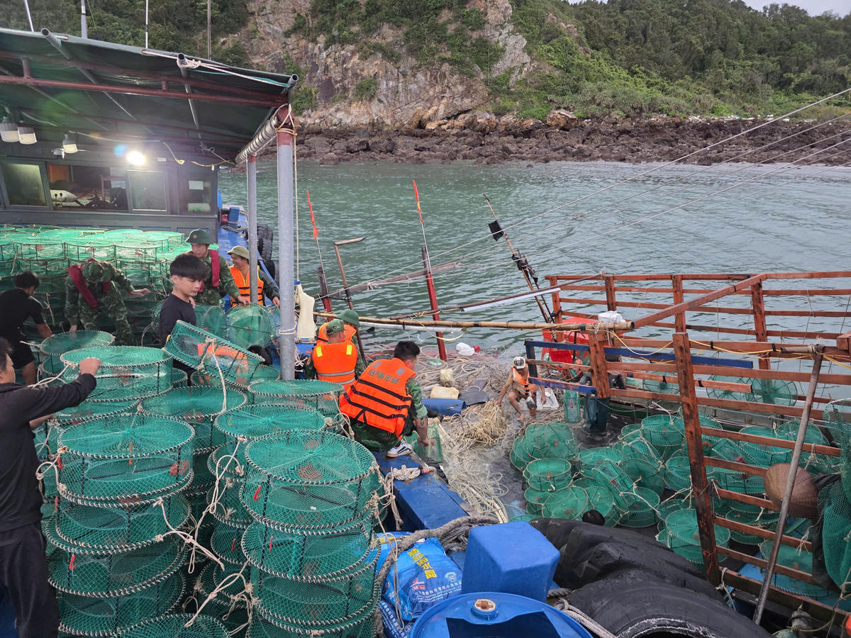 &nbsp;Đồn Biên phòng Cô Tô chủ trì phối hợp với Đồn Biên phòng Thanh Lân tổ chức cứu hộ 8 ngư dân gặp nạn trên vùng biển Cô Tô.