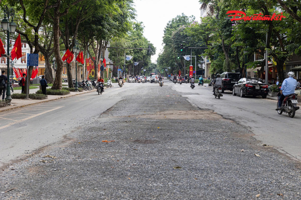 "Sau mỗi đêm thi công, trước 7h sáng, các đơn vị phải hoàn thành công tác vệ sinh, rửa đường, bảo đảm điều kiện giao thông bình thường cho người dân", ông Nguyễn Đức Hưng nói.