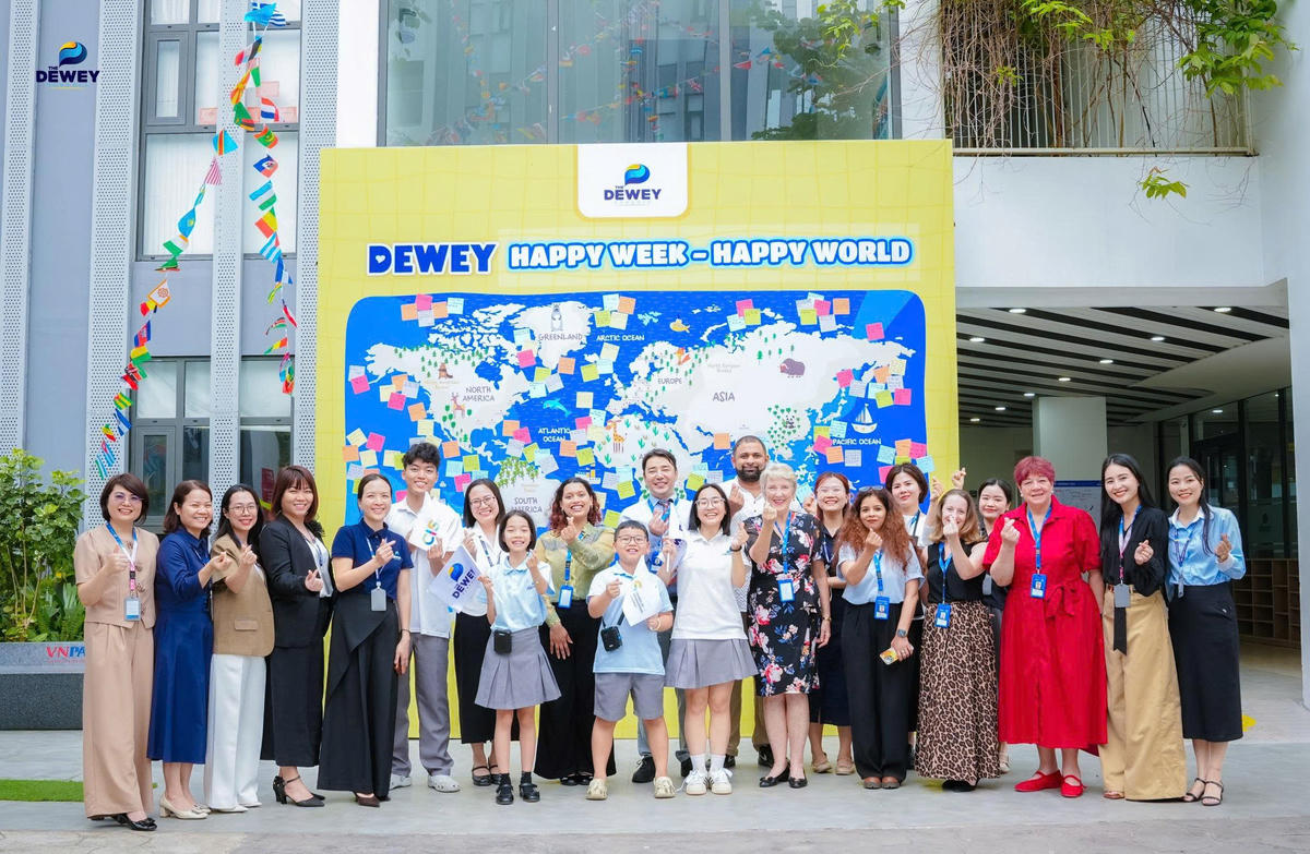 Niềm vui của ban lãnh đạo, học sinh&nbsp;The Dewey Schools Hải Phòng khi nhà trường đạt kiểm định CIS. Ảnh: PC.