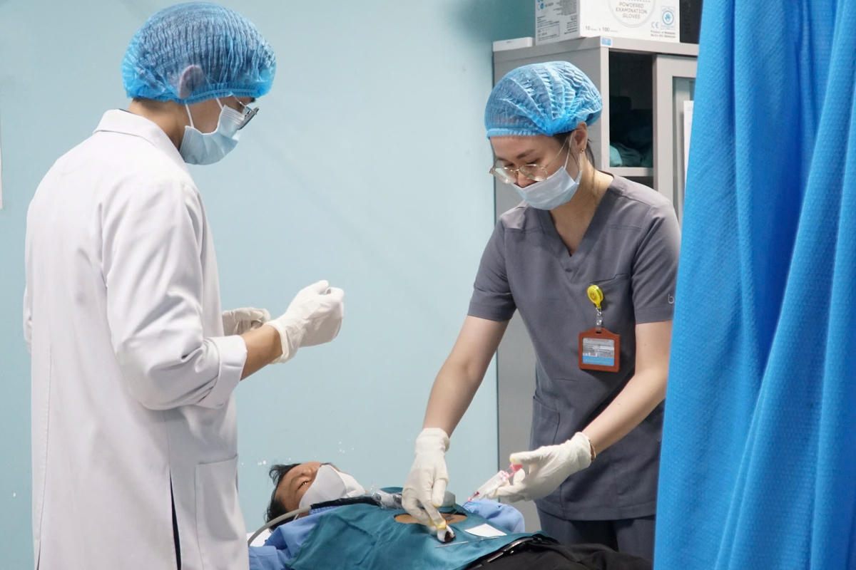 Bác sĩ của Bệnh viện ung bướu Đà Nẵng thực hiện thủ thuật lấy mẫu sinh thiết cho bệnh nhân. Ảnh: BVUB Đà Nẵng.