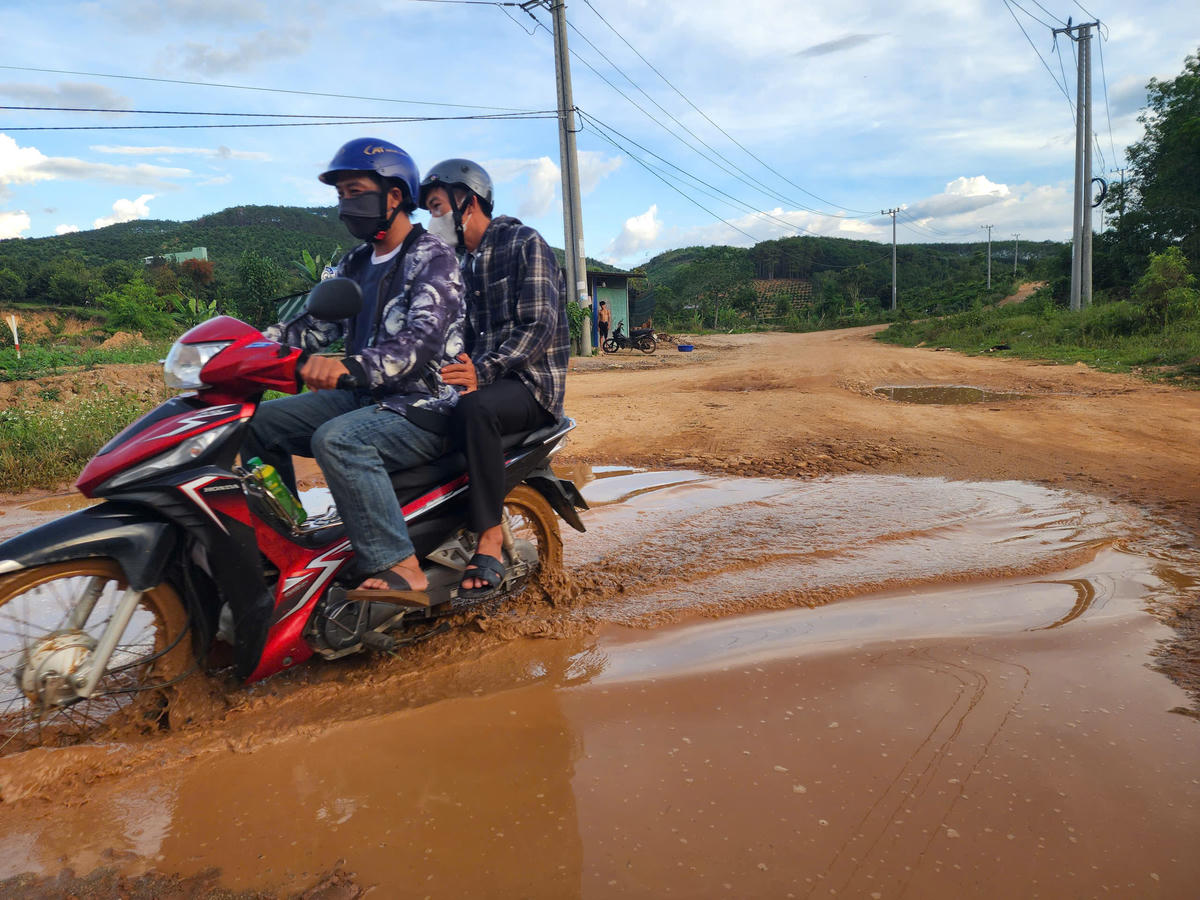 Người dân đi lại đoạn đường qua xã Ngọc Tụ khó khăn. Ảnh: Bá Tứ.