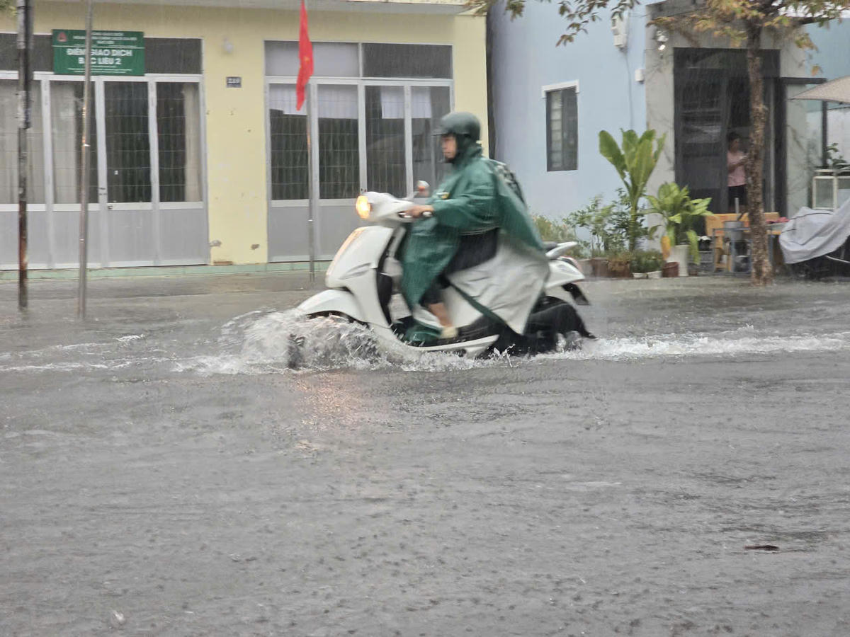 Nhiều người cố tìm cách vượt qua dòng nước chảy siết. Ảnh: Nguyên Du