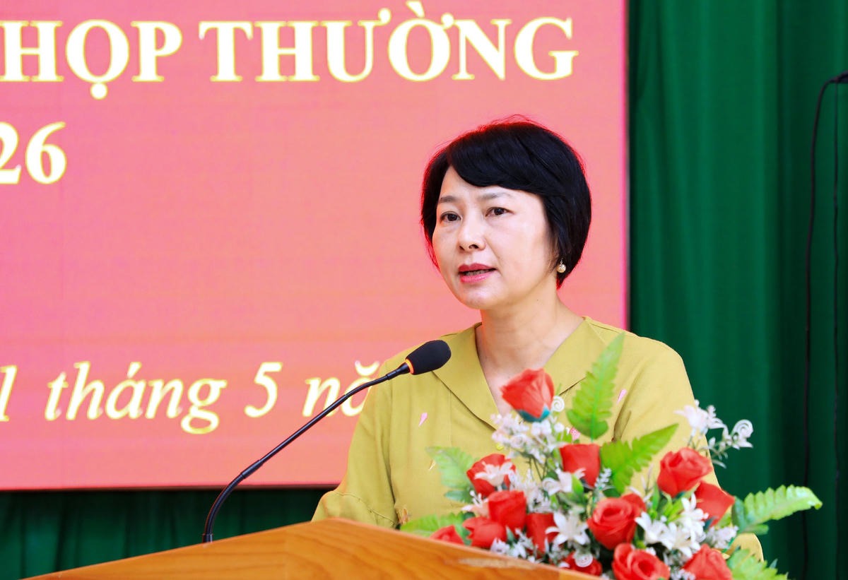 Bà Phạm Thị Phúc, Phó Bí thư Tỉnh ủy, Chủ tịch Ủy ban MTTQ Việt Nam tỉnh Lâm Đồng, phát biểu tại buổi tiếp xúc cử tri.