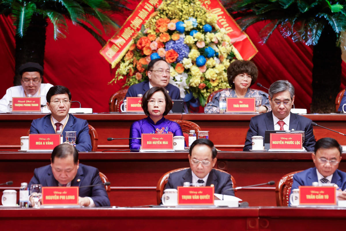 Anh hùng Lao động Thái Hương tham gia Đoàn Chủ tịch Đại hội. Ảnh: Lê Khánh.