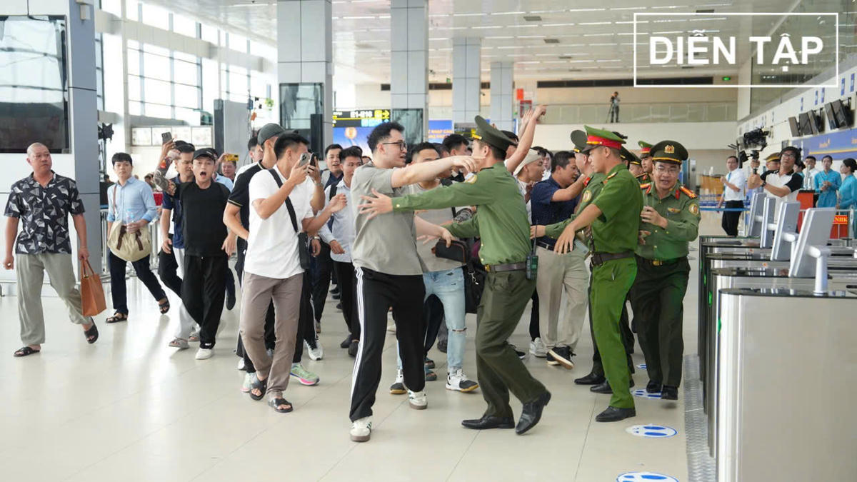 Theo kịch bản giả định, do thời tiết xấu kéo dài trong ngày, nhiều chuyến bay của hãng X Airline bị chậm và hủy chuyến, dẫn đến tình trạng ùn ứ, bức xúc của hành khách tại khu vực quầy thủ tục từ E12 đến E16 của Nhà ga T1.
