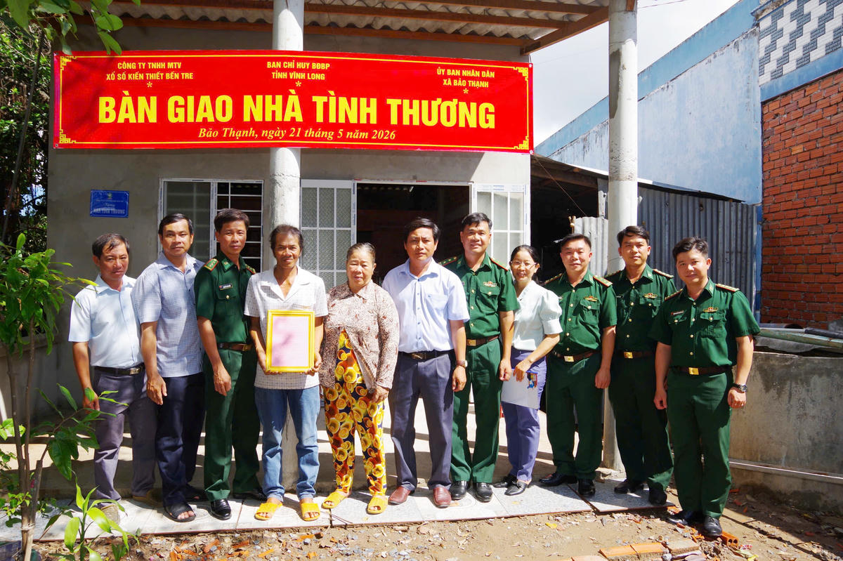 Ban Chỉ huy Bộ đội Biên phòng tỉnh Vĩnh Long phối hợp địa phương bàn giao nhà tình thương cho hộ khó khăn ở xã Bảo Thạnh. (Ảnh: Trần Giỏi).