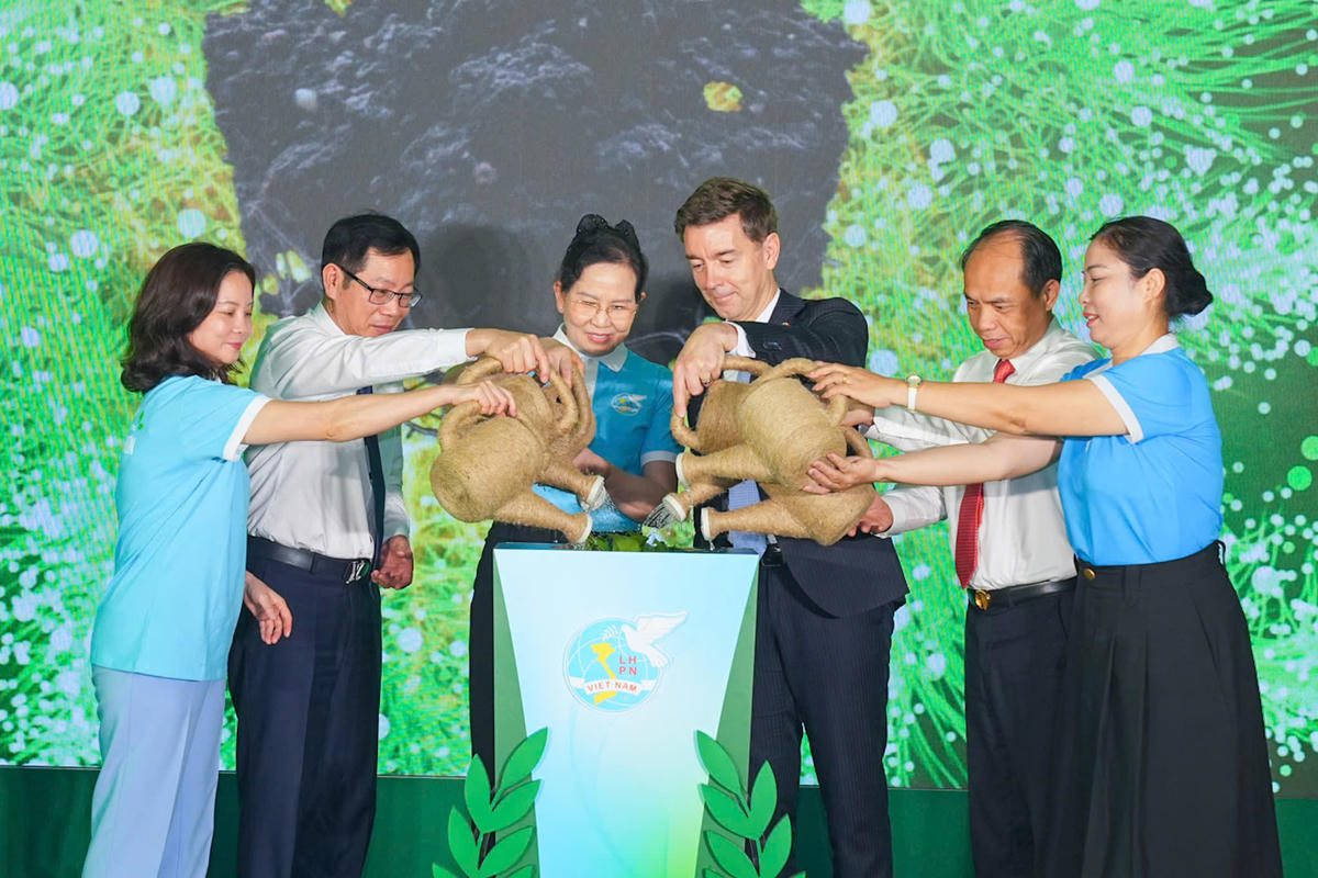 Các đại biểu và Đại sứ Liên minh châu Âu tại Việt Nam Julien Guerrierthực hiện nghi thức phát động Tháng hành động vì môi trường. Ảnh: ĐT.&nbsp;