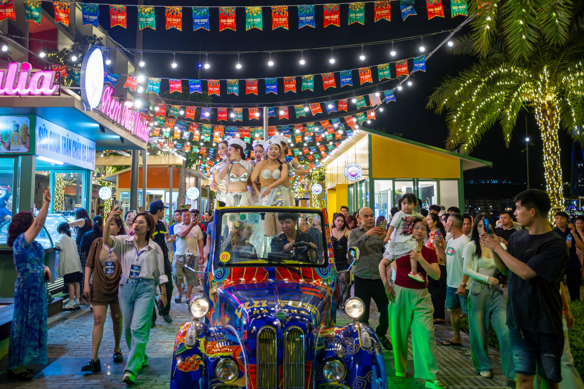 Chợ đêm VUI-Fest Ha Long tọa lạc tại Sun Porto Town, Sun Elite City (Khu vực Ngọn Hải Đăng - Đường Kỳ Quan), Bãi Cháy, thu hút hàng chục nghìn khách mỗi ngày.