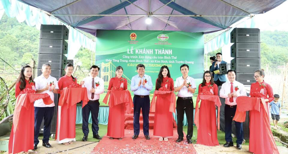 Ông Hà Trung Kiên, Ủy viên Ban Thường vụ Tỉnh ủy, Phó Chủ tịch Thường trực Ủy ban MTTQ Việt Nam tỉnh Tuyên Quang và các đại biểu cắt băng khánh thành công trình.
