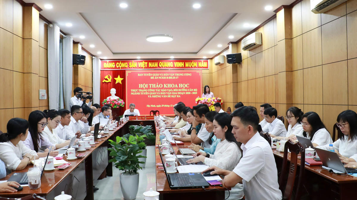 Quang cảnh Hội thảo khoa học về thực trạng công tác đào tạo, bồi dưỡng cán bộ Ban Tuyên giáo và Dân vận trong giai đoạn mới