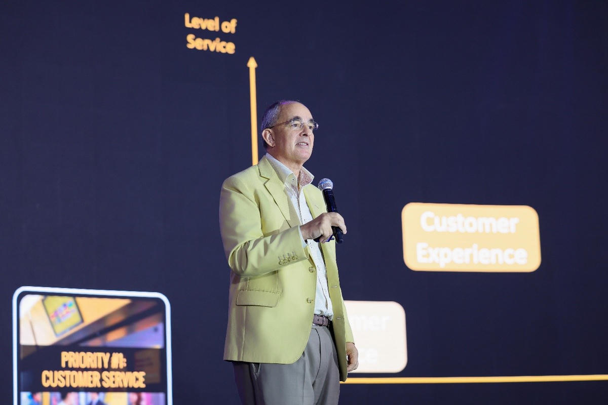 Chuyên gia Robin Speculand trình bày keynote về chủ đề: “Customer Obsession – Lấy khách hàng làm trung tâm như lợi thế cạnh tranh”.