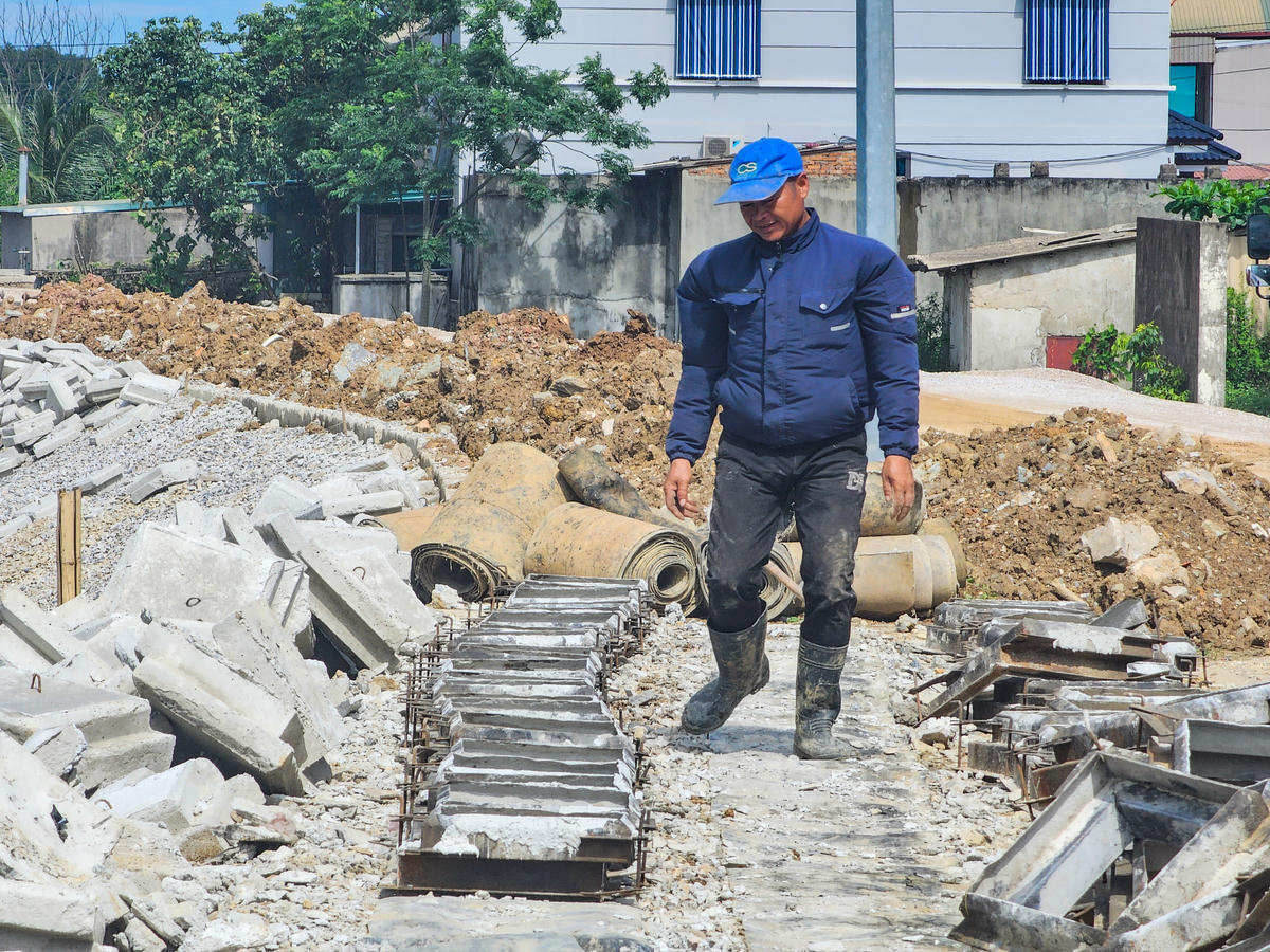 Ông Phạm Văn Nam - Trưởng phòng QLDA ĐTXD khu vực Bỉm Sơn thuộc Ban QLDA và ĐTXD các công trình nông nghiệp và phát triển nông thôn cho biết, đến nay tiến độ chung của dự án đã đạt hơn 90% khối lượng công việc. Ảnh: Đình Minh