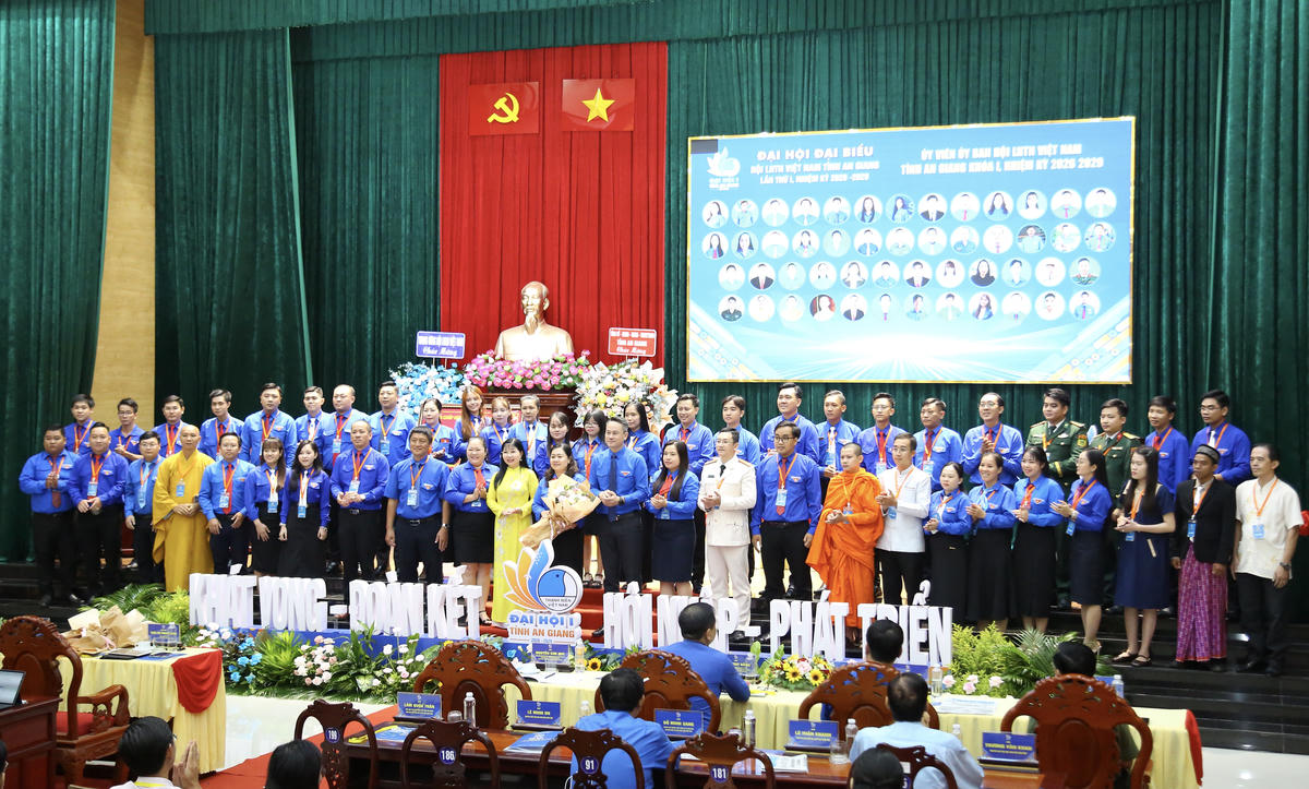 &nbsp;Đại biểu chụp ảnh lưu niệm cùng Ủy ban Hội Liên hiệp Thanh niên Việt Nam tỉnh An Giang khóa I, nhiệm kỳ 2026-2029. Ảnh: Thanh Tiến